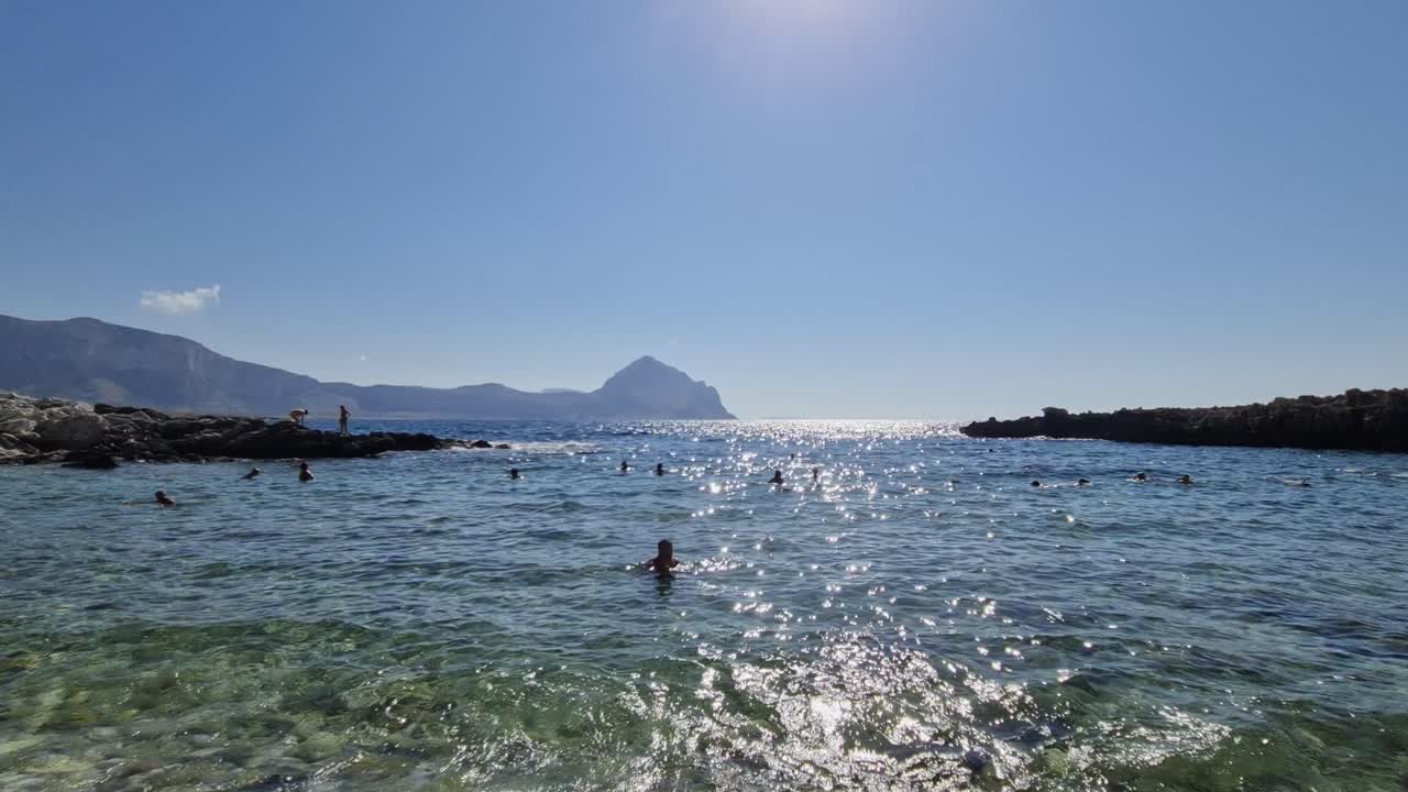 시칠리아 이탈리아 남부 해안의 바이아 산타 마르게리타에서 목욕하는 사람들