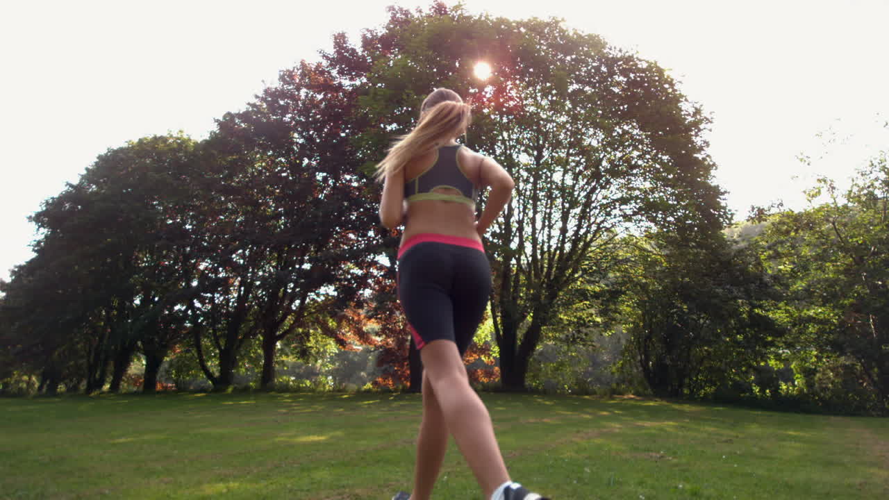Atletisk sporty kvinde, der jogger