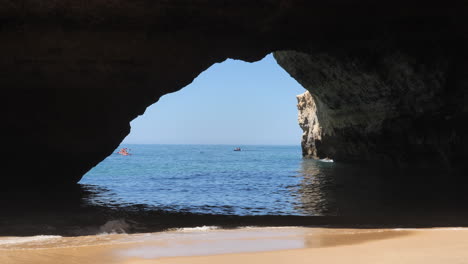 touristen paddeln kajaks im atlantik außerhalb des algarve caves beach