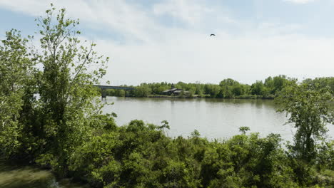 Fliegen-über-Dem-Wasser-Des-Arkansas-River-In-Der-Nähe-Des-Lee-Creek-Park-Und-Der-Broadway-Street-Bridge-In-Van-Buren,-Arkansas,-USA