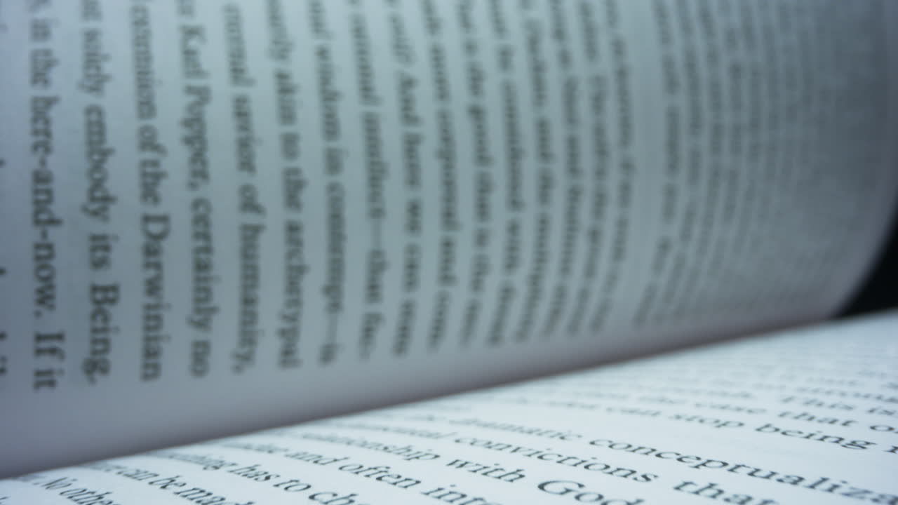 책 페이지를 돌리는 여성 손. 매크로  ⁇  여성 손가락이 책을 넘나들고