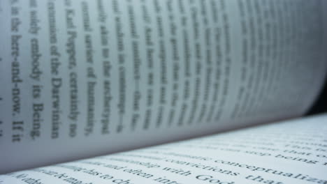 mano femenina girando la página del libro. macro disparó dedos de la mujer hojeando el libro
