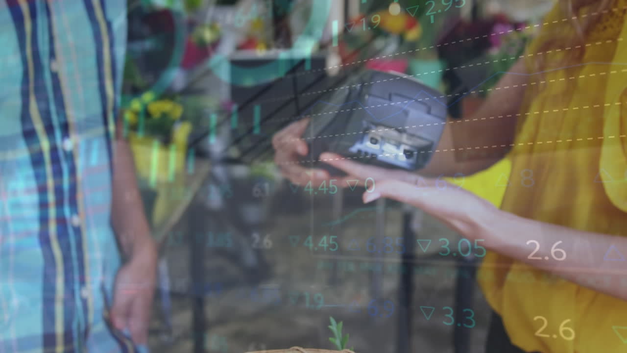 animación del procesamiento de datos financieros sobre una mujer caucásica que paga en una terminal de pago