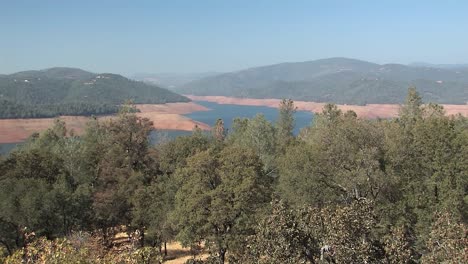 Panorama-Des-Oroville-Sees,-Halb-Gefüllt-In-Kalifornien,-USA,-Vor-Der-Oroville-Staudammkrise-Im-Jahr-2017