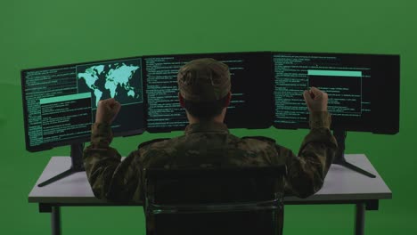 personale militare che celebra un successo informatico