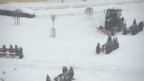 Vehículo-Tractor-Limpiando-El-Patio-De-La-Tormenta-De-Nieve.