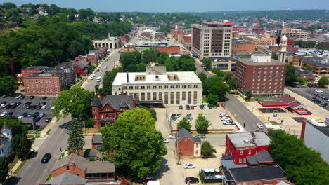 Aerial-view-panning-over-the-cityscape-of-Dubuque,-sunny-day-in-Iowa,-USA