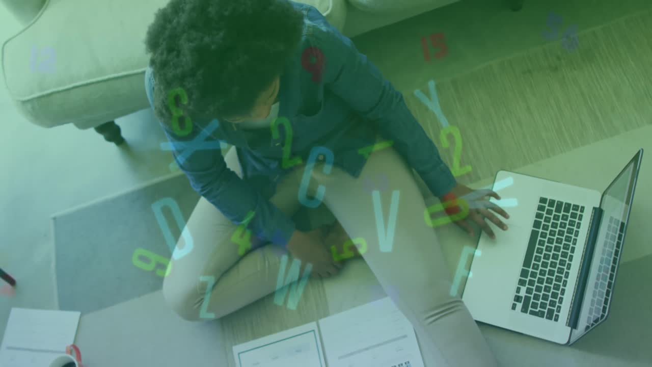 animaciones de números y letras que caen sobre estudiantes afroamericanos que usan una computadora portátil