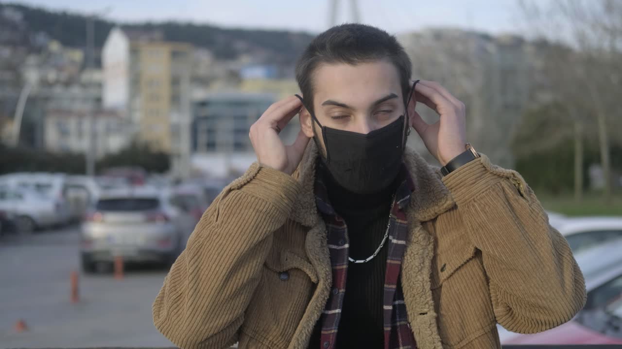 маскированный человек ковид-19