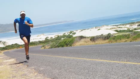 hombre triatleta corriendo en el camino del campo