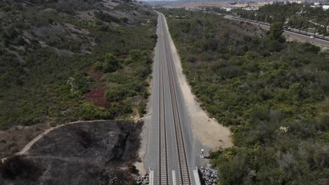 Vista-Aérea-Del-Ferrocarril,-Velocista-Junto-Al-Mar