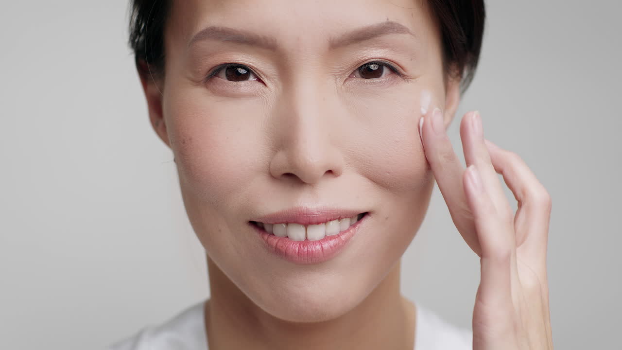 피부 관리 제품을 적용하는 여성