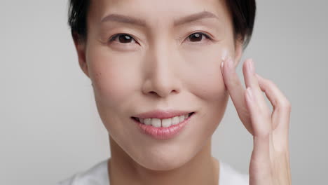 피부 관리 제품을 적용하는 여성