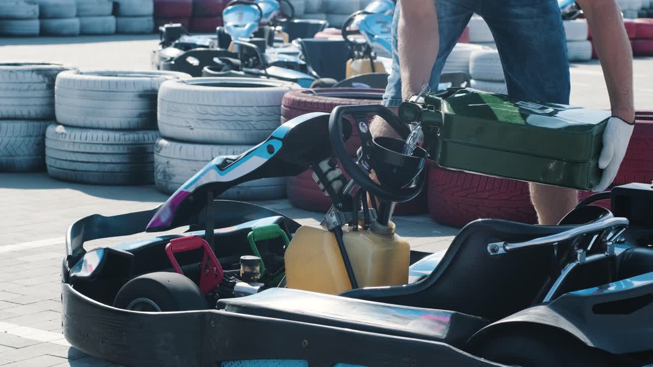 механик гоночной гоночной службы наливает топливо в резервуар