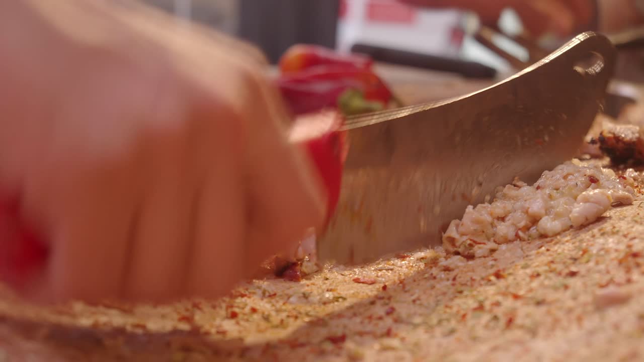 la preparación de kebab turco