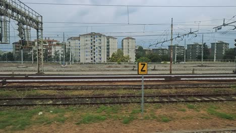 vías ferroviarias y paisaje urbano en nápoles