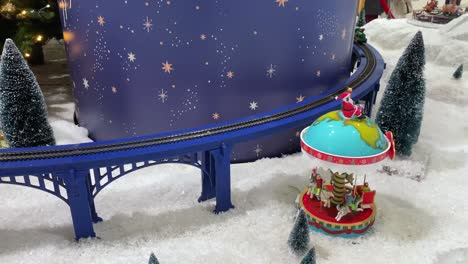 exhibición de trenes de navidad en un puente