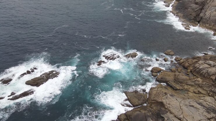 Panoramique aérien par drone d'une zone côtière australienne accidentée à Albany