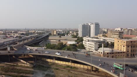 vista aérea del puente jinnah y paso elevado sobre el parque rotativo de alimentos en karachi