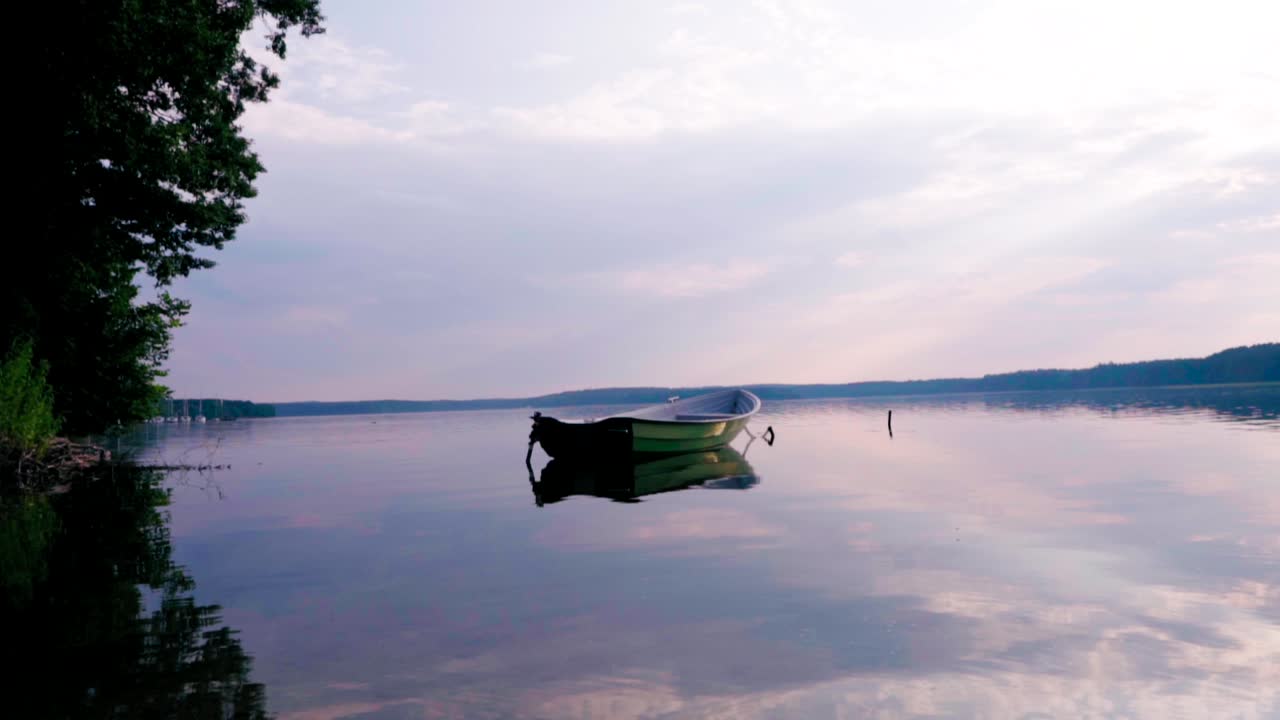 황혼 동안 호수에 외로운 배, 주변의 시원한 자연