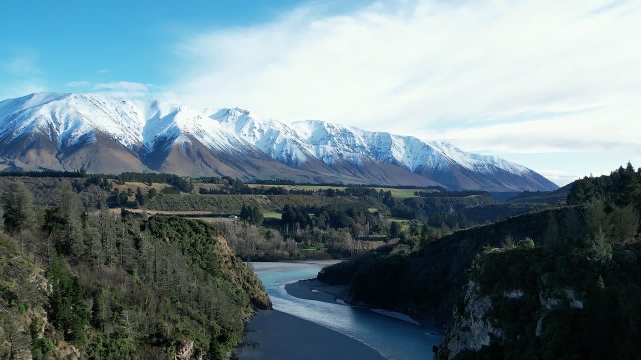 Salita aerea sopra la splendida Gola del fiume Rakaia - primo mattino, metà inverno, neve fresca sul Monte Hutt
