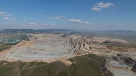 Luftdrohnenaufnahme-Eines-Riesigen-Bergwerks-In-Der-Mongolei.-Sonniger-Tag