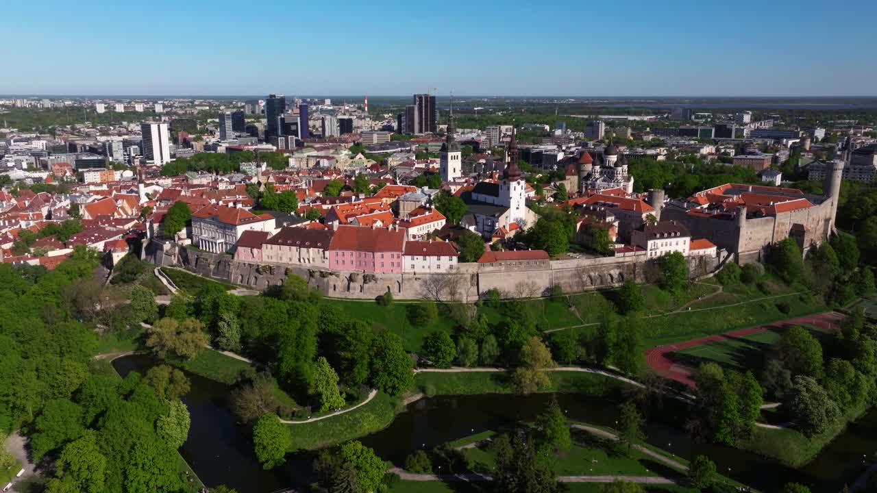 Splendida vista aerea orbitante sopra le mura storiche di Tallinn, Estonia