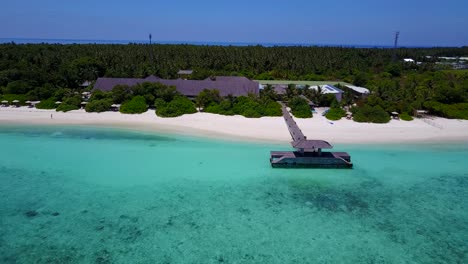 resort aislado de maldivas en el océano índico