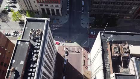 disparo de arriba hacia abajo a través de las concurridas calles del centro de indianapolis