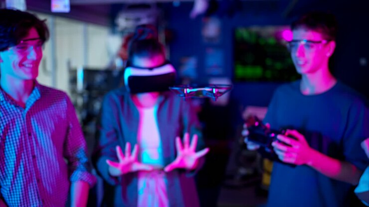 Giovani ingegneri che controllano un drone volante in un laboratorio di ricerca con un visore VR per la realtà virtuale, slow motion, luci al neon rosa e blu