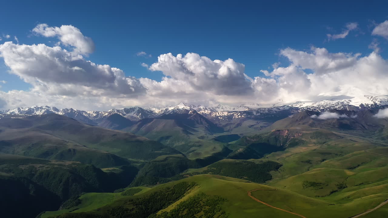Oblast Elbrus. Let nad vysokohorskou plošinou. Krásná přírodní krajina. V pozadí je vidět hora Elbrus.