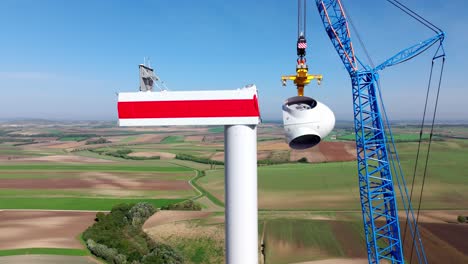 construcción de la cabeza del molino eólico en un parque eólico - primer plano aéreo
