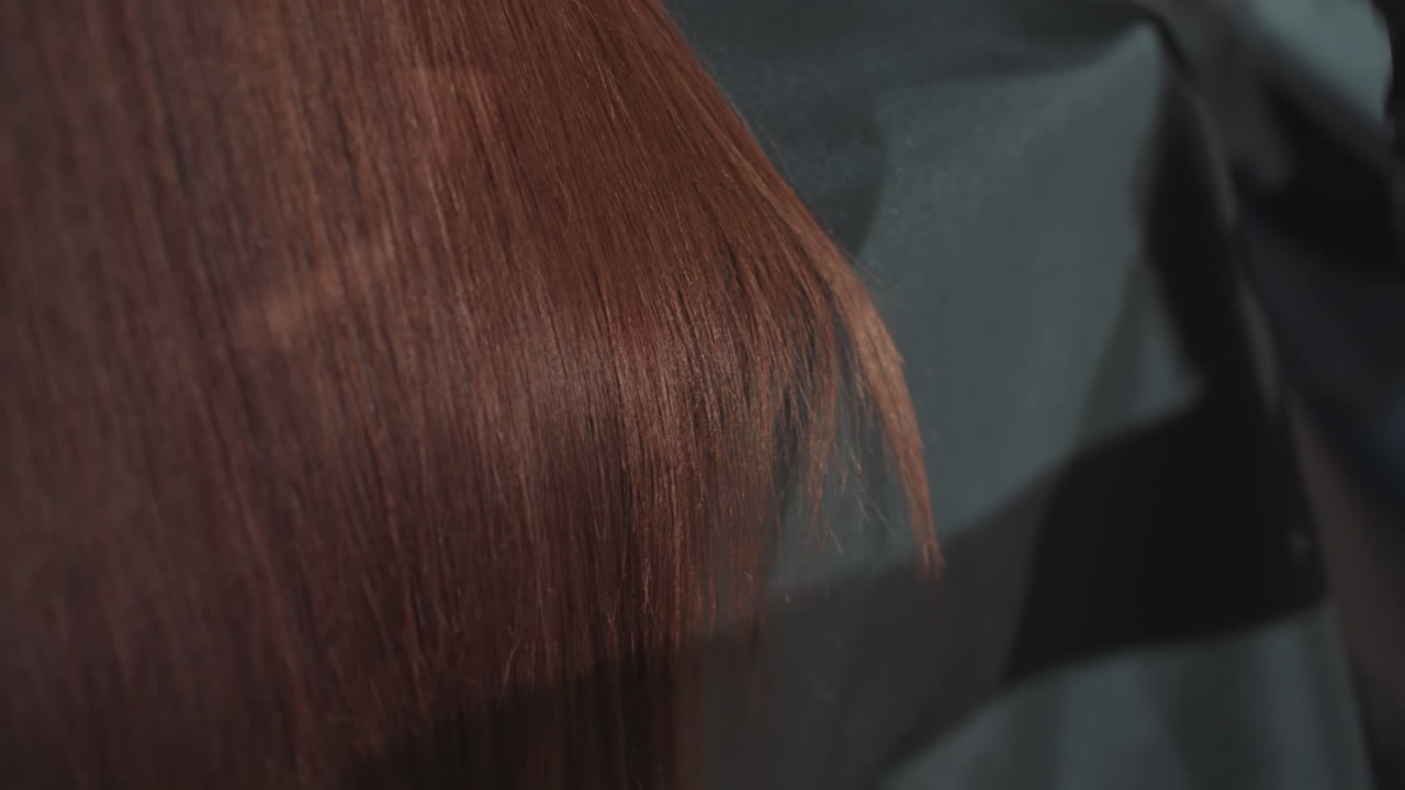 imagen detallada de mechones de pelo castaño luminosos, vista en primer plano de alta resolución de mechones de pelo castaño oscuro brillantes, fotografía ampliada que muestra mechones de pelo color castaño lustrosos y brillantes