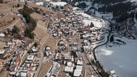 panorámica arriba revelan disparo de drone sas ciampac montaña desde st cristina pueblo italiano dolomitas