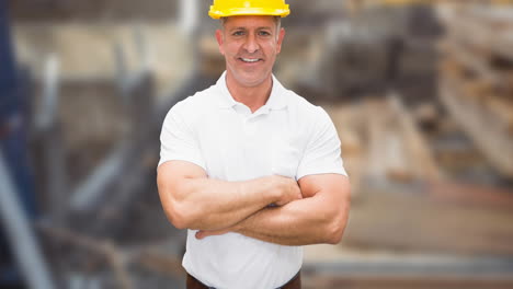 animación de un trabajador caucásico sonriente con los brazos cruzados sobre el sitio de construcción