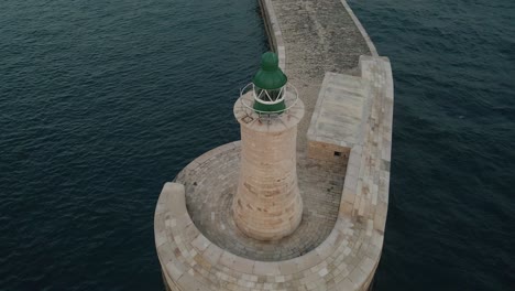 vista aérea cercana volando alrededor de un faro de piedra, st