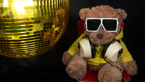 dj de oso de peluche con una pelota de discoteca