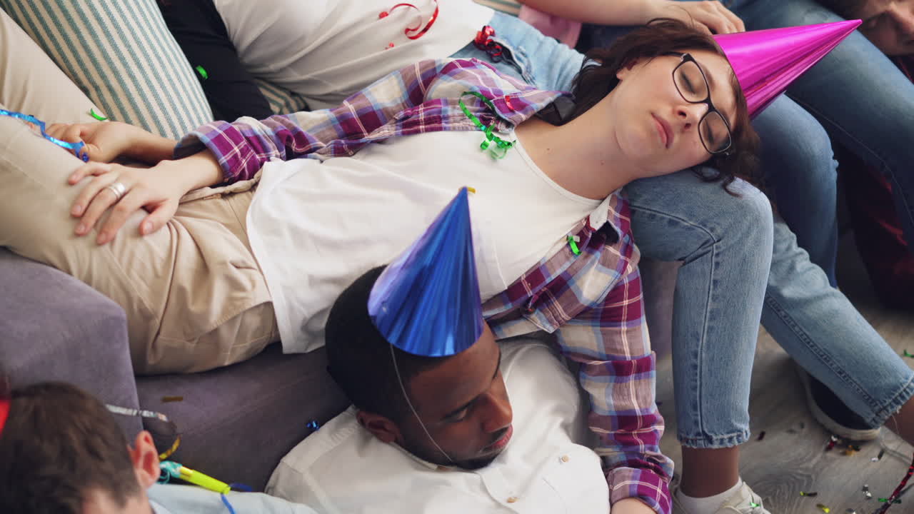 Amici che dormono dopo una festa