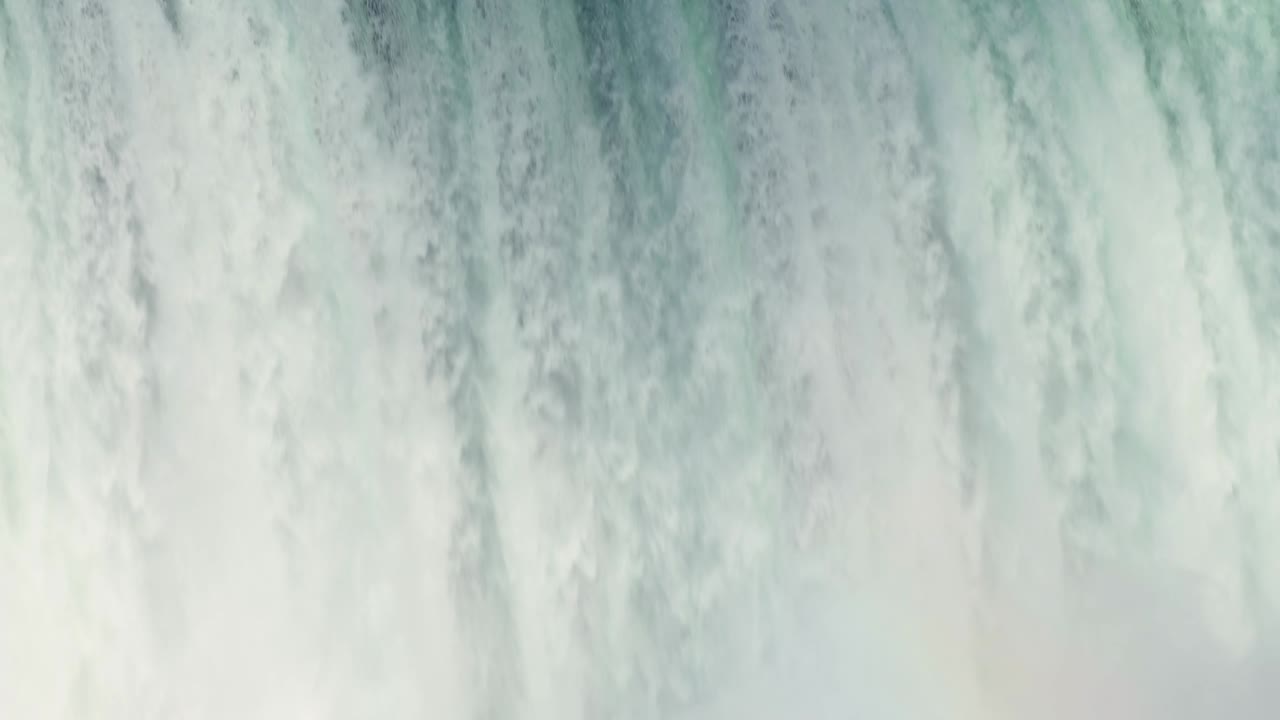 las aguas dulces se estrellan sobre las cataratas del niágara, ontario, canadá
