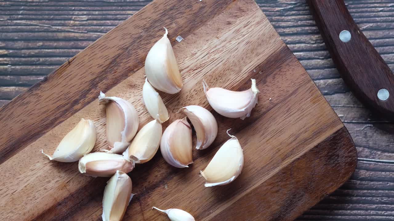 나무 의 절단판 에 마늘 질 을 준비 하는 것