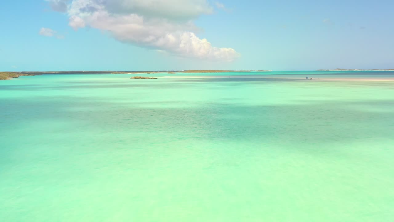 exuma, bahamas 4k, uhd의 모래톱과 바다 위의 드론