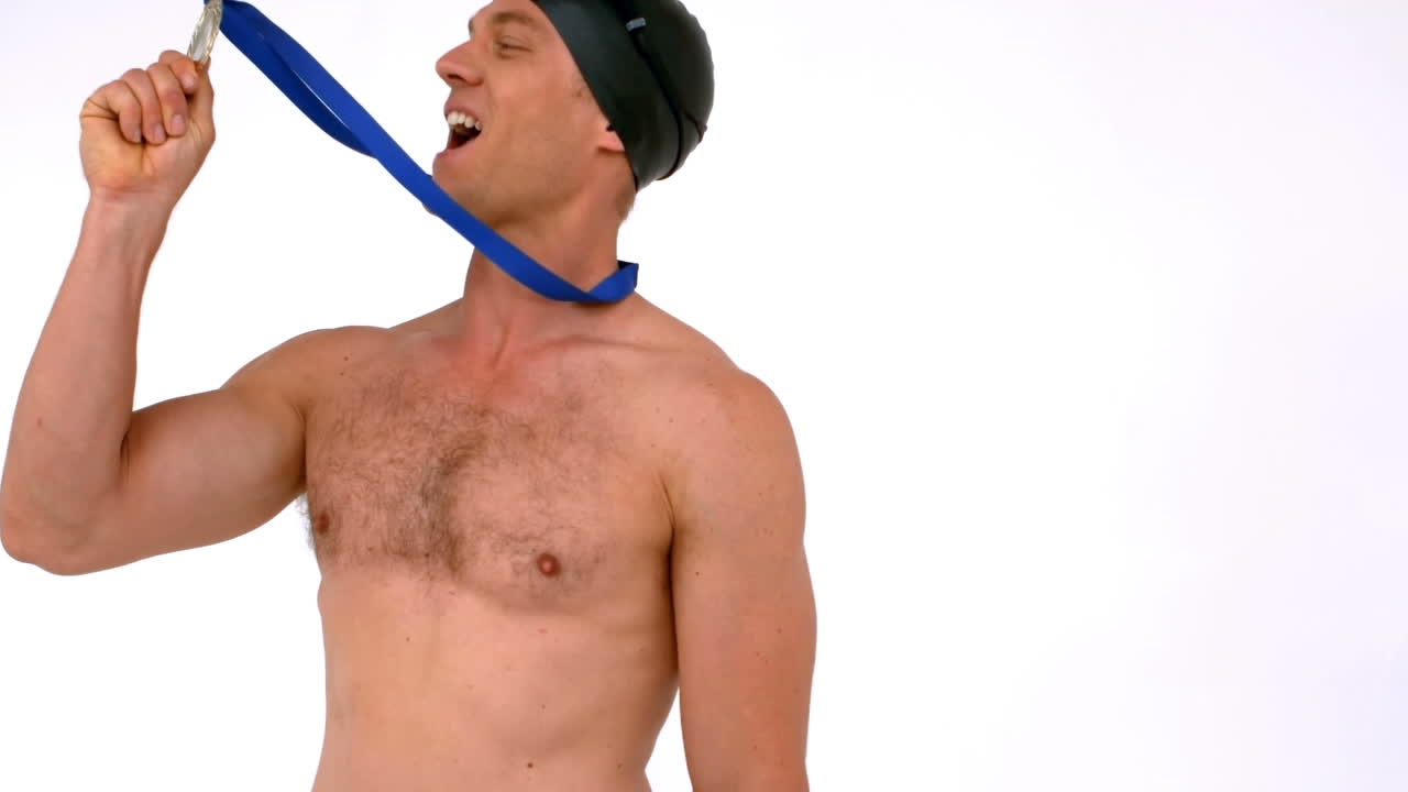 행복한 수영 선수 키스 메달