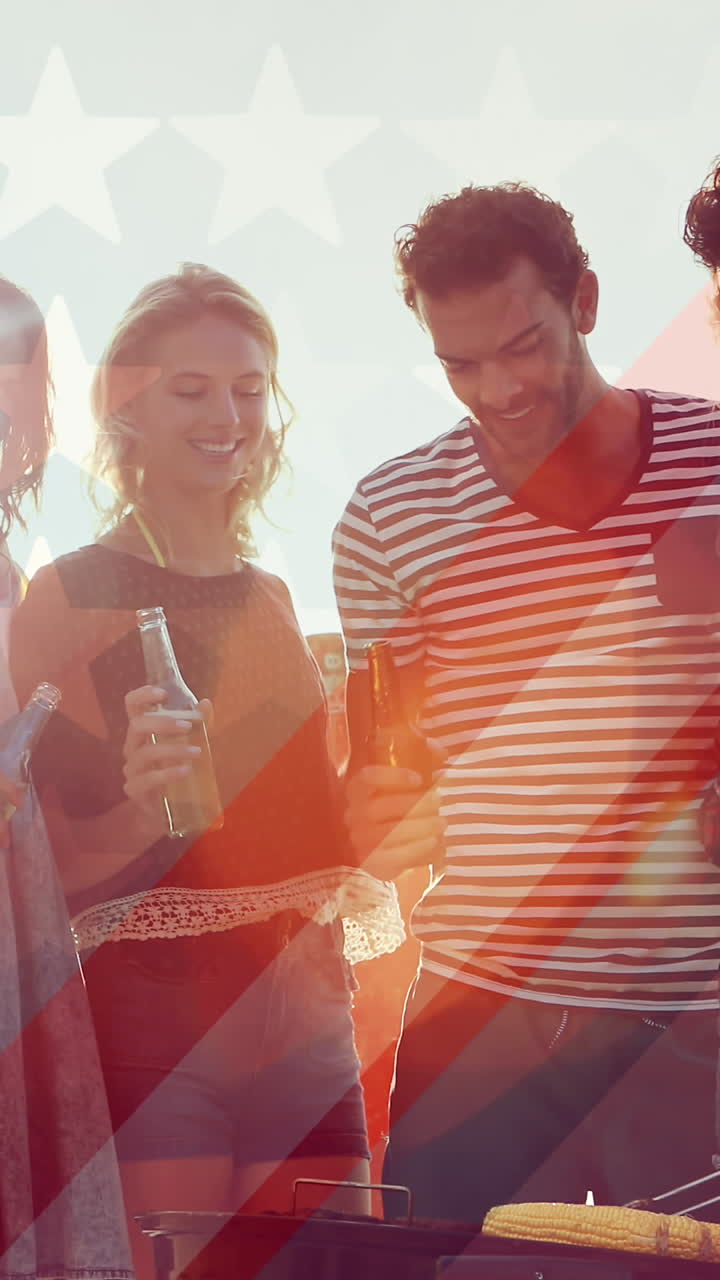 animación de la bandera de los estados unidos sobre un grupo diverso de amigos bebiendo cerveza al aire libre