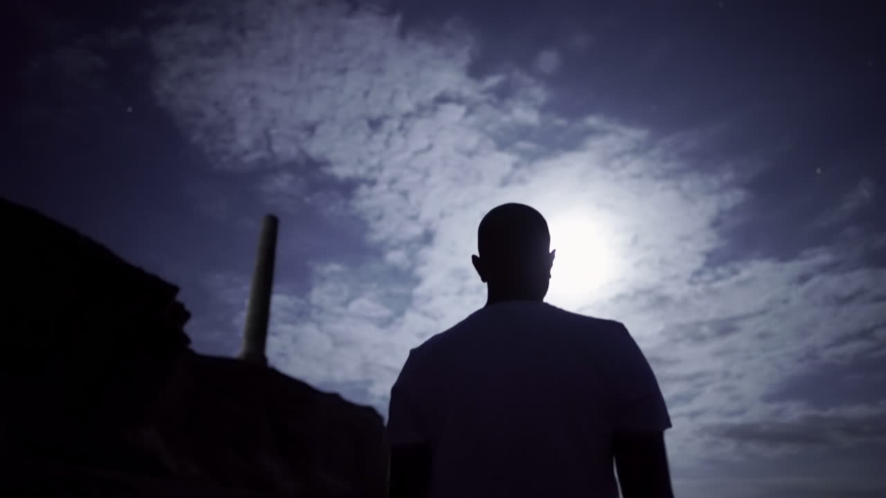 찾고 있는 남자의 실루엣으로 와이드 샷