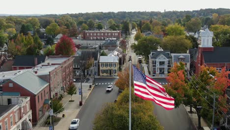 Die-Patriotische-Amerikanische-Flagge-Weht-über-Den-Stadtplatz-In-Anytown,-USA