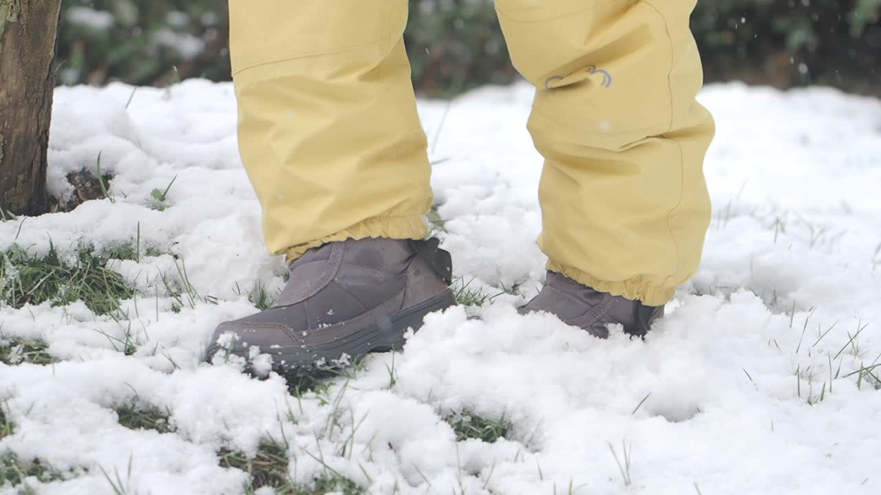 Niño caminando en la nieve