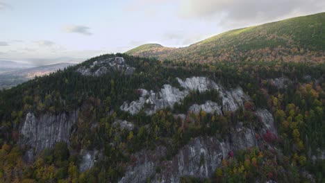 Vista-Aérea-De-La-Montaña-Table-Rock-En-El-Parque-Estatal-Grafton-Notch