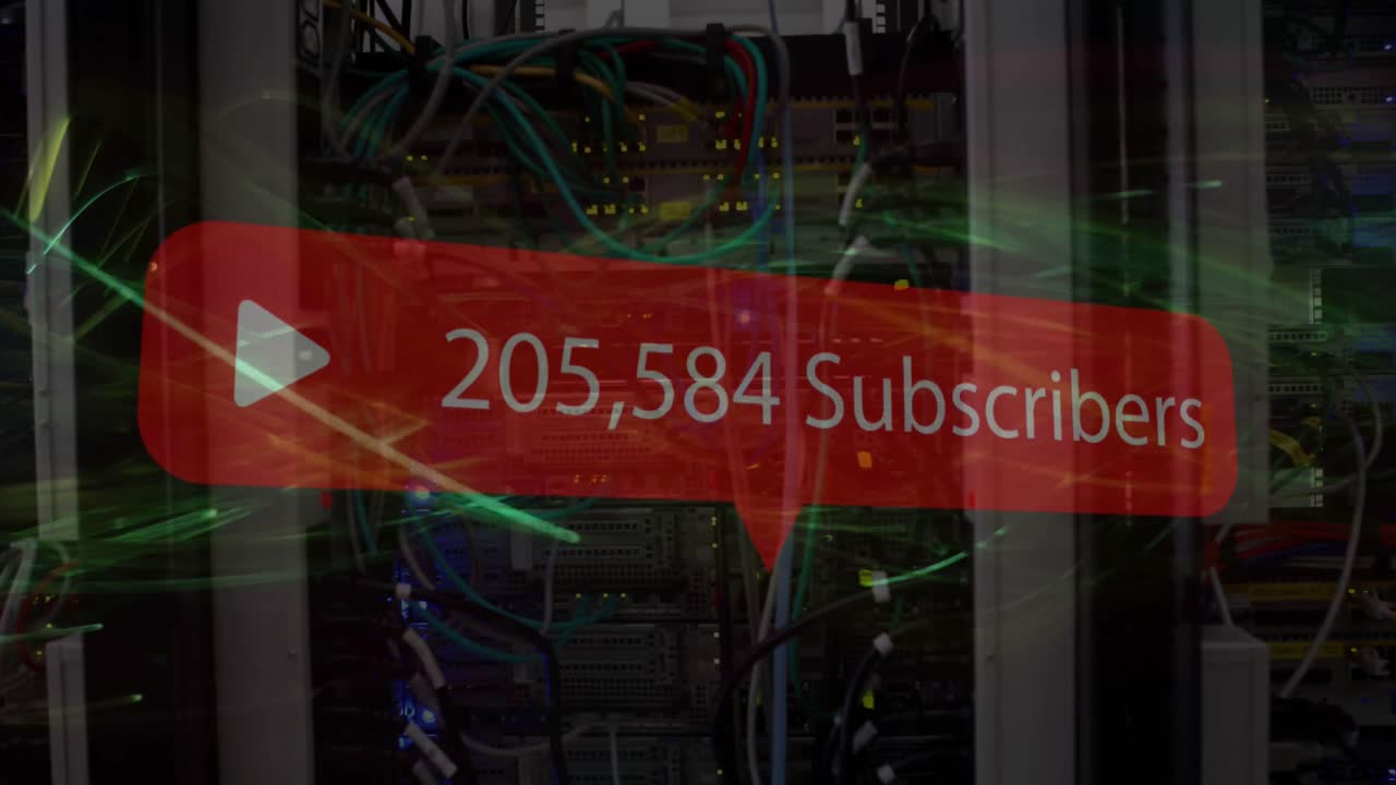 Taleboble med afspilningsikon og stigende antal abonnenter mod nærbillede af computerserver
