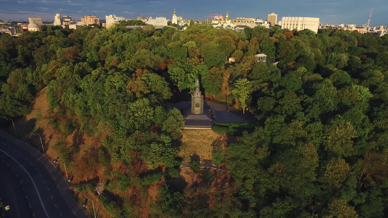 monumento aéreo al príncipe vladimir en la ciudad de kiev en el parque de la ciudad verde