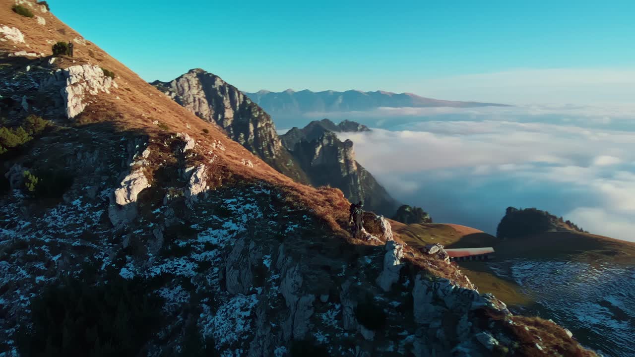 caminando en la cima de una montaña, el paisaje alrededor llena el vacío